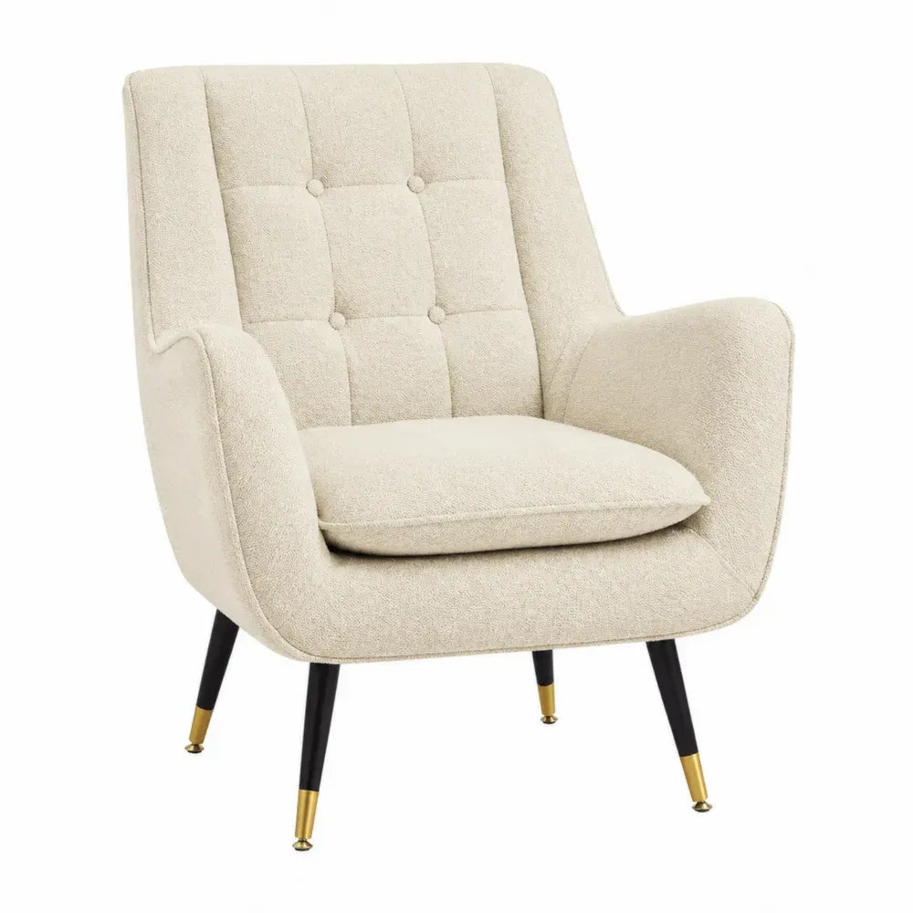 Silla butaca individual tapizada en tejido bouclé de poliéster crema con respaldo capitoné patas negras y remates dorados 85 cm alto 76 cm ancho 80 cm fondo